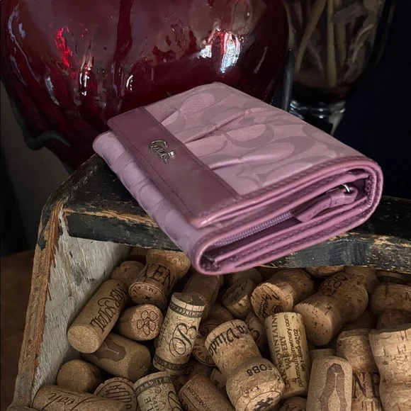Coach SoHo Pleat Mauve Signature Wallet - Picture 9 of 10